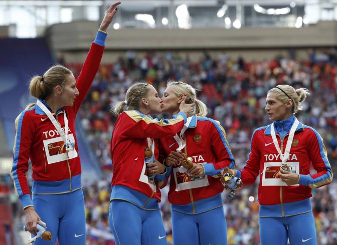 Tatyana Firova e Kesniya Ryzhova, oro nella 4X400 ai Mondiali d'atletica di Mosca, hanno smentito che il bacio saffico che si sono scambiate sul podio fosse un gesto di protesta contro Putin: 